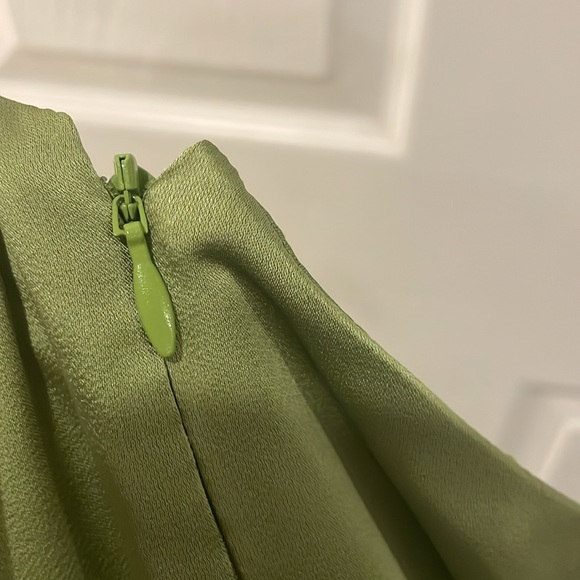 "Amari" Off-the-shoulder satin dress 💚 - Picture 6 of 8